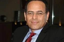 بالفيديو شقيق الراحل ممدوح عبد العليم ينفعل على المعزين في العزاء