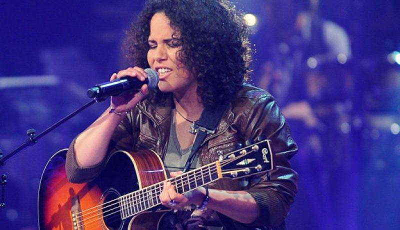 الفنّانة الجزائرية حياة زروق تعتزل الغناء