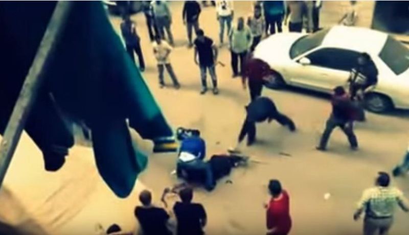 بالفيديو شهامة  المارة تنقذ إمرأة من يد زوجها حاول أن يذبحها