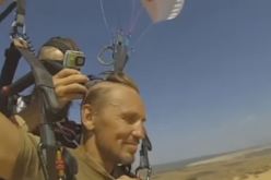 بالفيديو يحلق شعر شريكه وهو في السماء