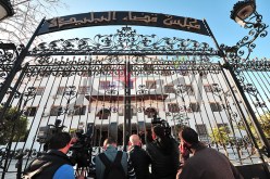 خليفة حوّل 385 ألف دولار إلى أمريكا لإنجاز فيلم وثائقي عنه