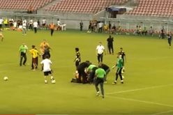 بالفيديو أنصار البرازيل يقتحمون أرضية الملعب ويطرحون نيمار أرضا