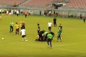 بالفيديو أنصار البرازيل يقتحمون أرضية الملعب ويطرحون نيمار أرضا