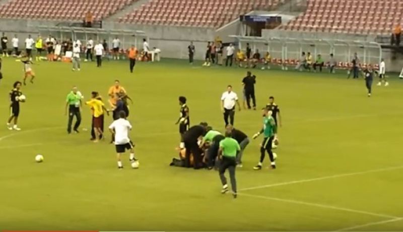 بالفيديو أنصار البرازيل يقتحمون أرضية الملعب ويطرحون نيمار أرضا
