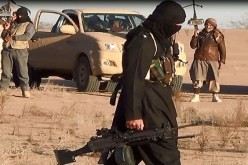 بالصور داعش يعدم 5 جواسيس بريطانيين