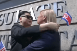 في مشهد لايخطر على البال… بالفيديو ترامب يعانق زعيم كوريا الشمالية كيم كونغ أون في هونغ كونغ