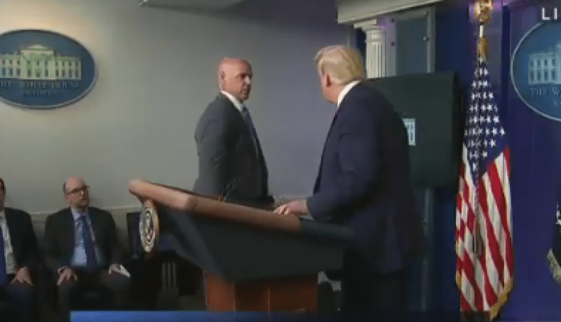 ترامب يغادر مؤتمرا صحفيا بسبب طلقات نارية في محيط البيت الأبيض