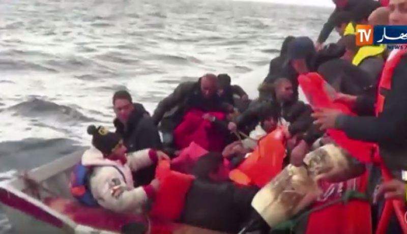 بالفيديو.. القوات البحرية تنقذ 15 حراقا في القالة