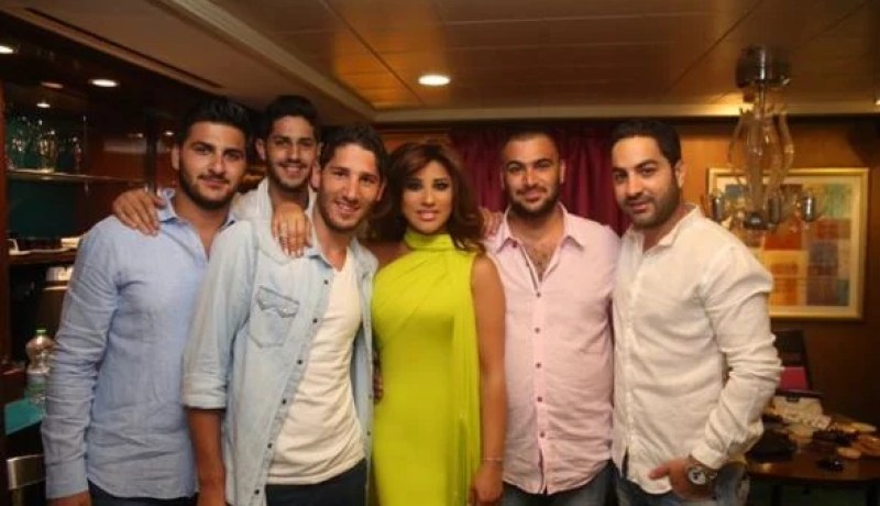 بالصور أولاد أشقاء نجوى كرم يفاجئونها على المسرح