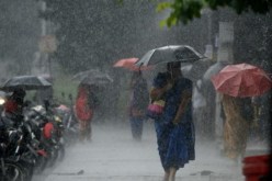 16 قتيلا و100 مفقود في إعصار ضرب الهند وسريلانكا