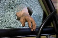 توقيف مشتبه فيهما بتهمة تخريب سيارة موظفة وسرقة حقيبة يدها بالحميز