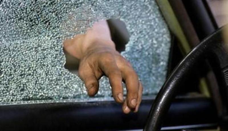 توقيف مشتبه فيهما بتهمة تخريب سيارة موظفة وسرقة حقيبة يدها بالحميز
