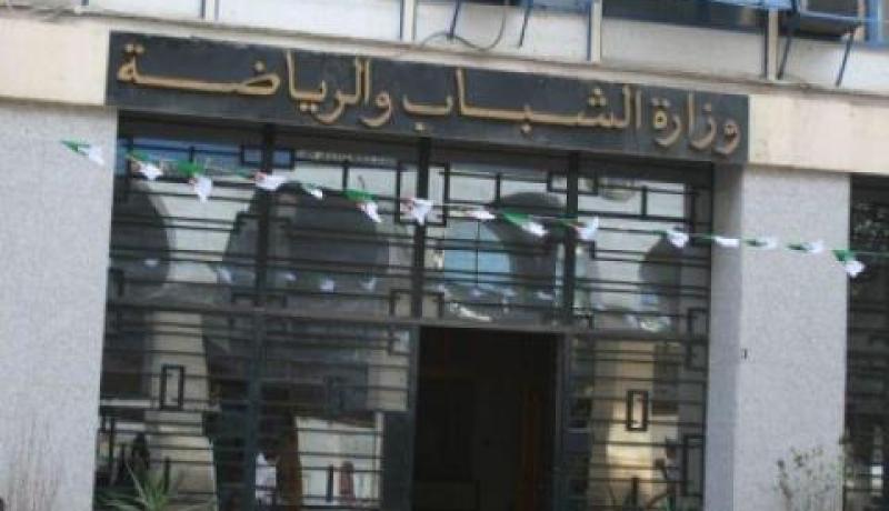 وضع القوانين المتعلقة بحقوق وواجبات رياضيي المستوى العالي