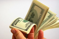 تكهنات نقص انتاج الاوبك يرفع النفط ويهبط بالدولار