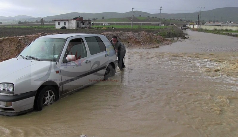 التقلبات الجوية تشّل العديد من الطرقات أمام حركة المرور