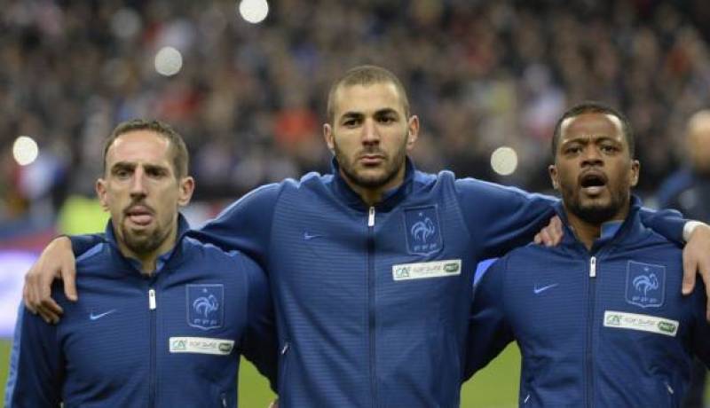 بن زيمة: “النشيد الفرنسي يُحرّض على الحرب وأنا لا أحب هذا” !!