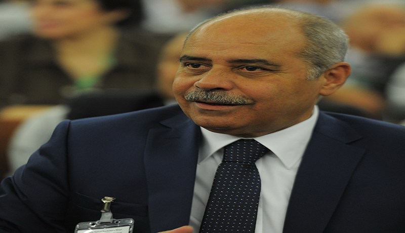 والي يبحث عن 151 سيارة وشاحنة