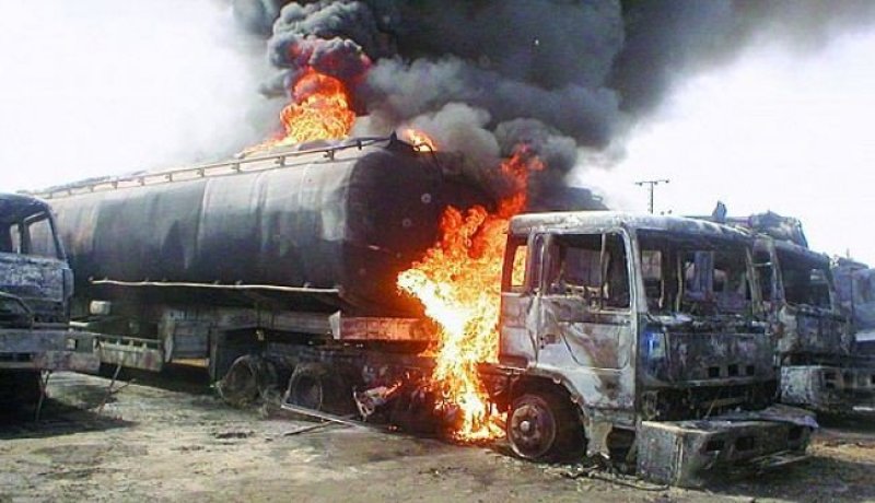 تفحم 140 شخصا بعد انفجار صهريج شاحنة وقود في باكستان