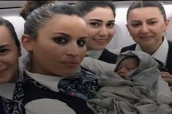 بالفيديو.. سيدة تضع مولودتها بطائرة تركية