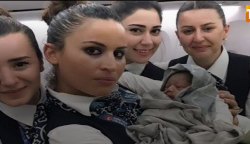 بالفيديو.. سيدة تضع مولودتها بطائرة تركية