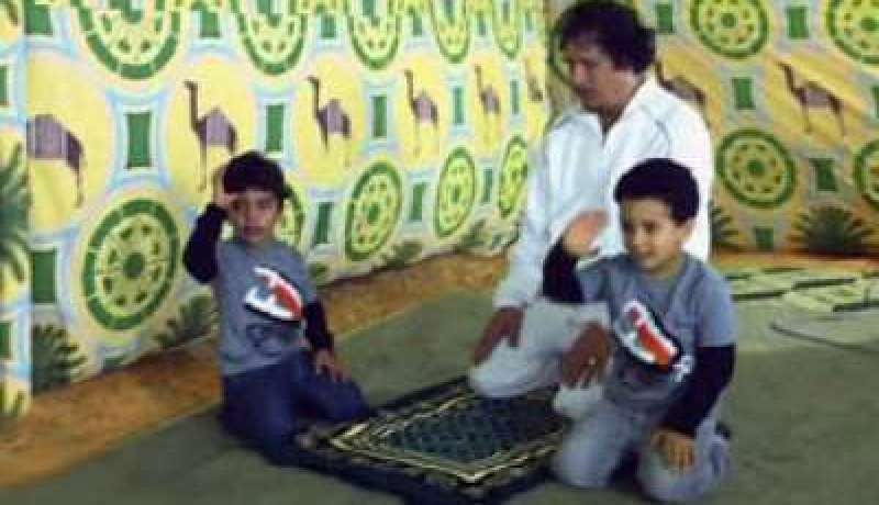 القذافي انهى أيامه الأخيرة بين الصلاة والقرآن