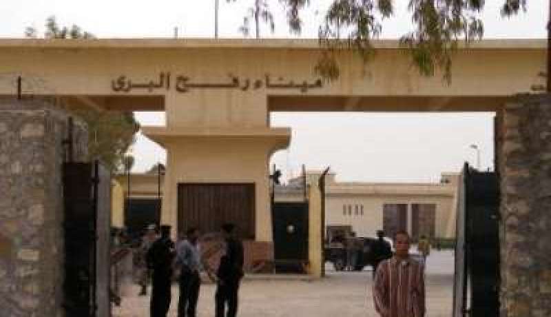 الجيش المصري يفجر نفقًا ومنزلًا على الحدود مع رفح