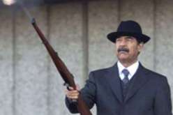 طالباني يقدم بندقية صدام حسين هدية لأمير كويتي