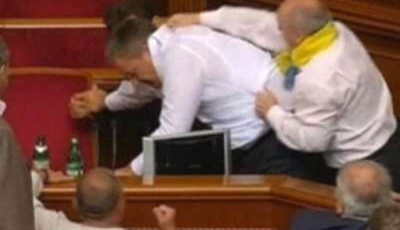 عراك بالأيدي بين نواب البرلمان الأوكراني – بالفيديو