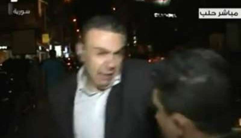 شاب يضرب مراسل التلفزيون السوري بالحذاء على الهواء