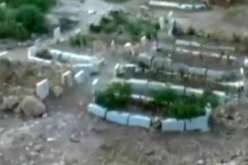 الأمهات السوريات يفترشن الأرض بجانب قبور أبنائهن