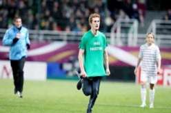 شاب يقتحم مباراة فرنسا وإسرائيل مطالبا بـ”حرية فلسطين