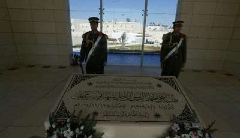 انتهاء عملية اخذ عينات من رفات عرفات