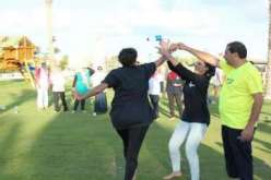 صورة عمرو خالد مع الفتيات تثير جدلاً على فيس بوك