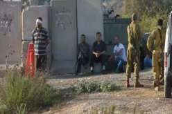 معتقل من رام الله يؤدي صلاة العصر وهو معصب العينين ومقيد اليدين