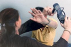 سيدة تضرب زوجها بكأس بعدما منعها من دخول المنزل