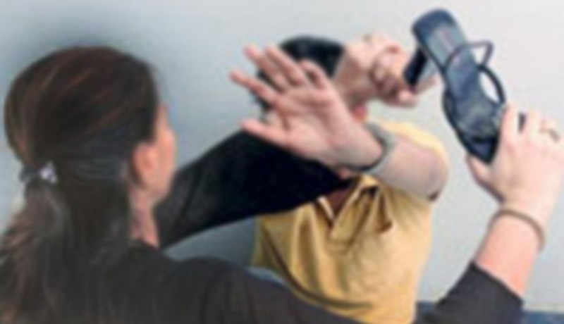 سيدة تضرب زوجها بكأس بعدما منعها من دخول المنزل