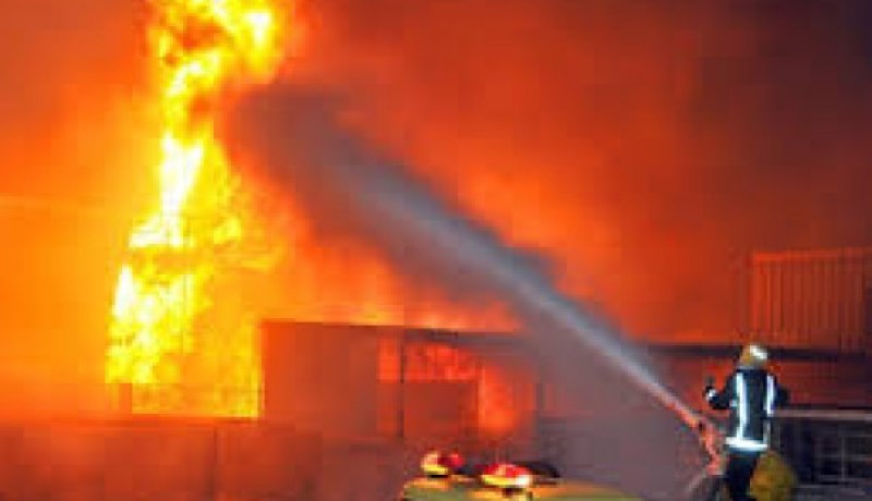 السعودية: حريق خزان للوقود بمحطة توزيع المنتجات البترولية شمال جدة نتيجة عمل إرهابي