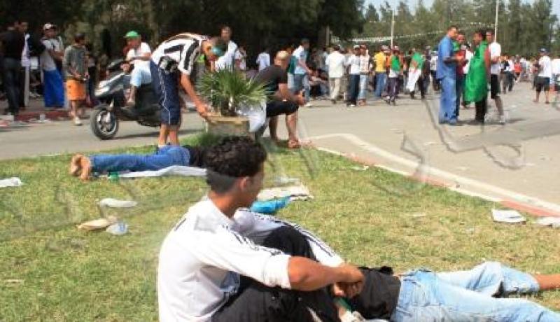 معركة بين المناصرين قبل انطلاق المباراة بالسيوف والخناجر تسفر عن 100 جريح