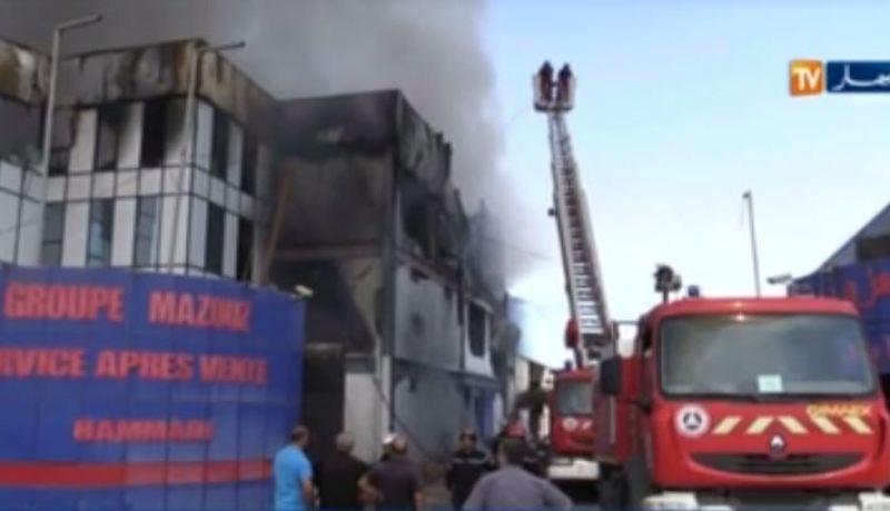 حريق مهول يلتهم نقطة لبيع قطع غيار السيارات لمجمع معزوز ببومرداس