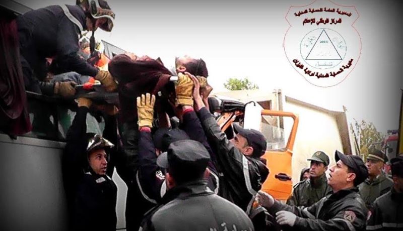 بالصور قتيل و21 جريحا في حادث مرور بين حافلة لنقل المسافرين وشاحنة لنقل القمامة بغيليزان