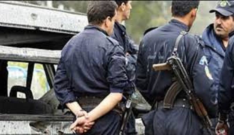جماعة مسلحة تستولي على أموال وهواتف قافلة سياحية في البويرة
