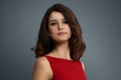 معطف مادونا الفرو يعيد التركية بيرين سات إلى السينما