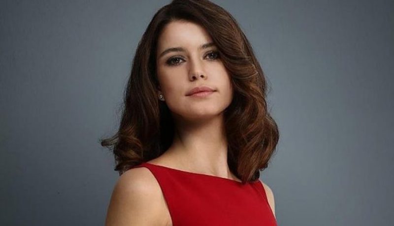 معطف مادونا الفرو يعيد التركية بيرين سات إلى السينما