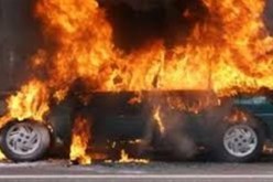 ملثمون يشعلون النار في 11 سيارة بتركيا