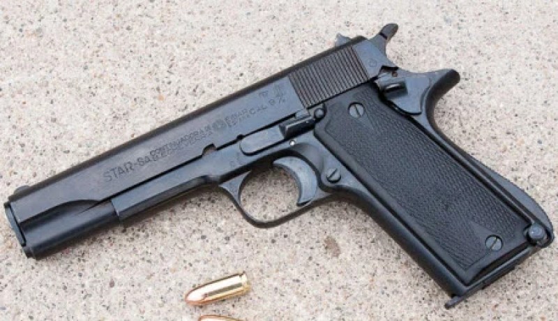 إحباط تهريب مسدس أوتوماتيكي على يد مغترب بإسبانيا في ميناء وهران