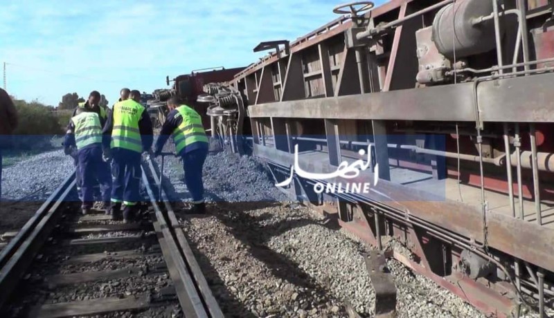 بالصور.. جريحان في انحراف 3 عربات قطار لنقل البضائع محملة بأسمدة فلاحية بغليزان