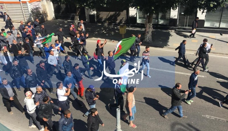 “الفايسبوك”.. يهزم السلطة والمعارضة ويخرج الجزائريين إلى الشارع