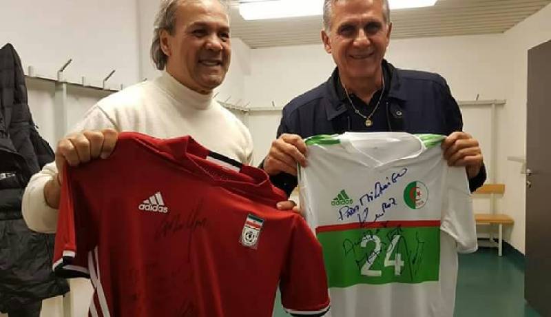 بالصور.. كيروش وماجر  يتبادلان أقمصة المنتخبين موقعين من طرفهما