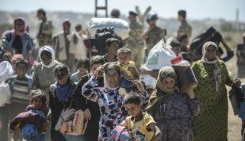 عشرات الاف الاكراد يفرون من سوريا امام تقدم تنظيم الدولة الاسلامية