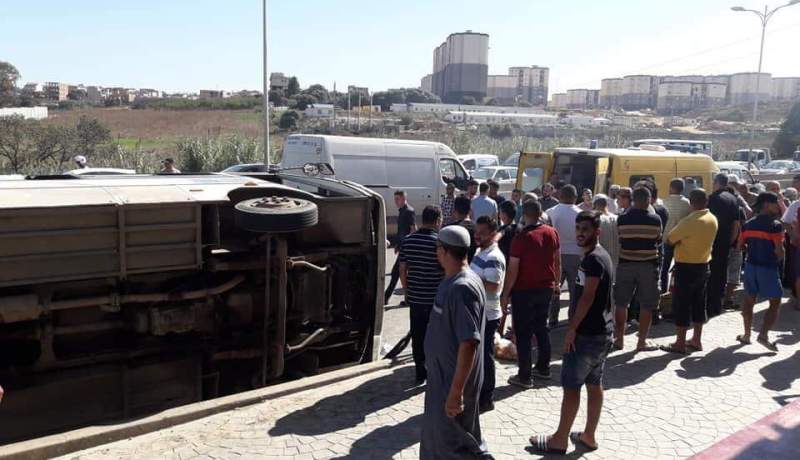 بالفيديو والصور.. قتيل و28 جريحا في حادث إنقلاب حافلة بالدويرة